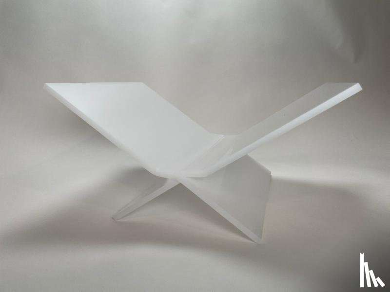  - Boekenstandaard perspex middel design Melkwit transparant
