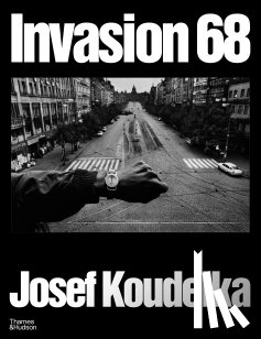 Koudelka, Josef - Invasion Prague 68