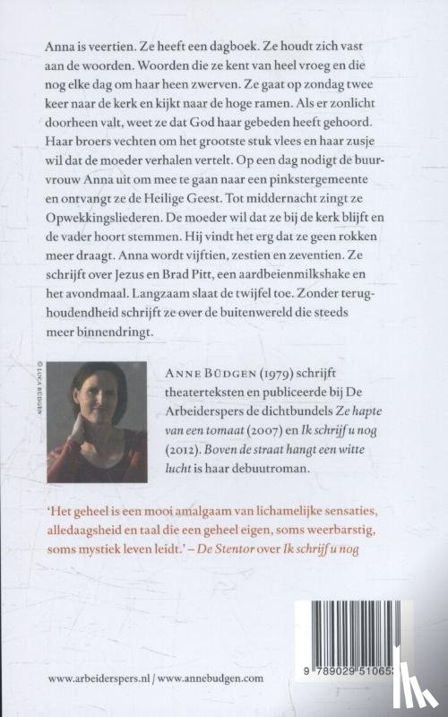Büdgen, Anne - Boven de straat hangt een witte lucht