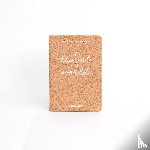  - Woody schriftje A6 kurk let's travel the world