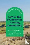 Roy, Tirthankar, Swamy, Anand V. - Law and the Economy in a Young Democracy