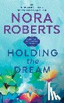 Roberts, Nora - HOLDING THE DREAM