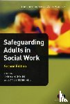 Andy Mantell, Terry Scragg - Safeguarding Adults in Social Work