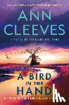 Cleeves, Ann - A Bird in the Hand: The First George & Molly Palmer-Jones Novel