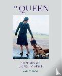 Holt, Bethan - The Queen: 70 years of Majestic Style