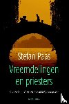 Paas, Stefan - Vreemdelingen en priesters