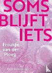 Ploeg, Froukje van der - Soms blijft iets