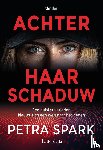 Spark, Petra - Achter haar schaduw