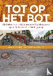 Zalinge, Anja van, Linde, Constance van der - Tot op het bot - skeletten van middeleeuwse haarlemmers op de Botermarkt & het Begijnhof
